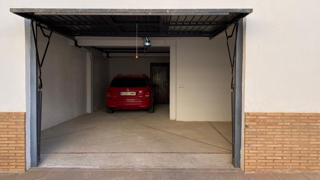 Garaje con coche
