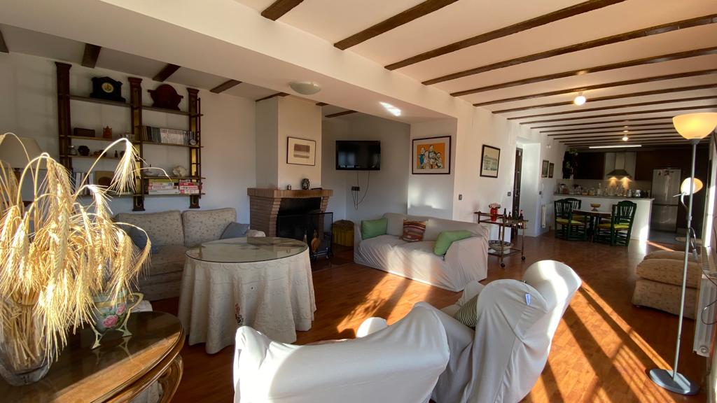 SALON Y COCINA DESDE ESQUINA