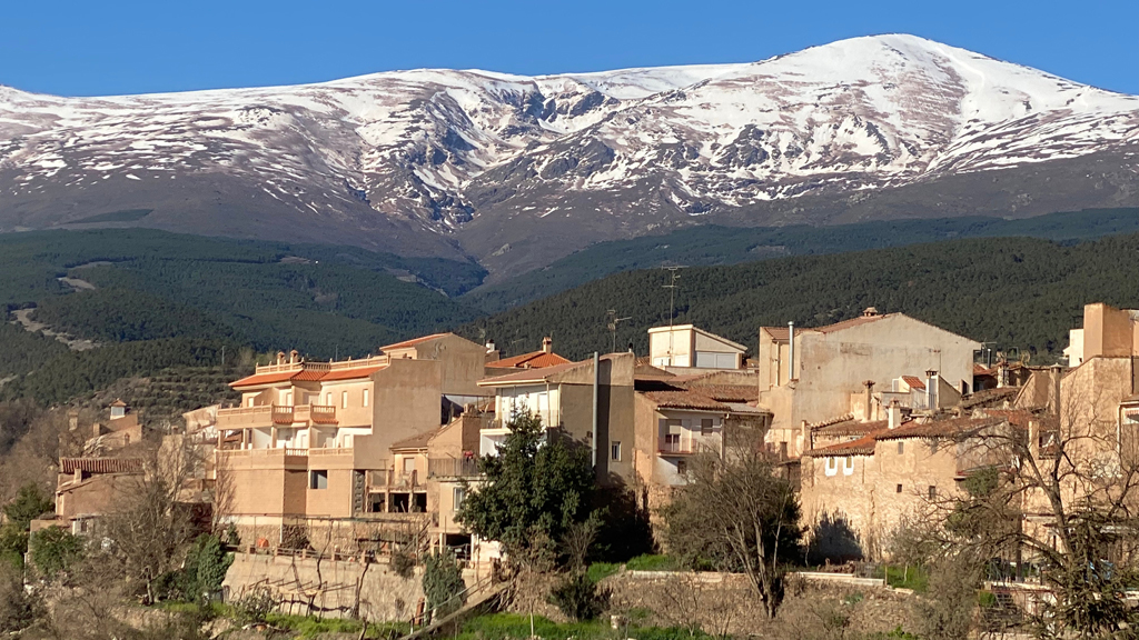 Sierra y pueblo desde terraza